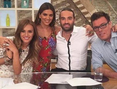 «Τα’χασε» δημοσιογράφος του Happy Day: Σκύλος σε …οίστρο τον πλησίασε και του αγκάλιασε το πόδι (βίντεο)